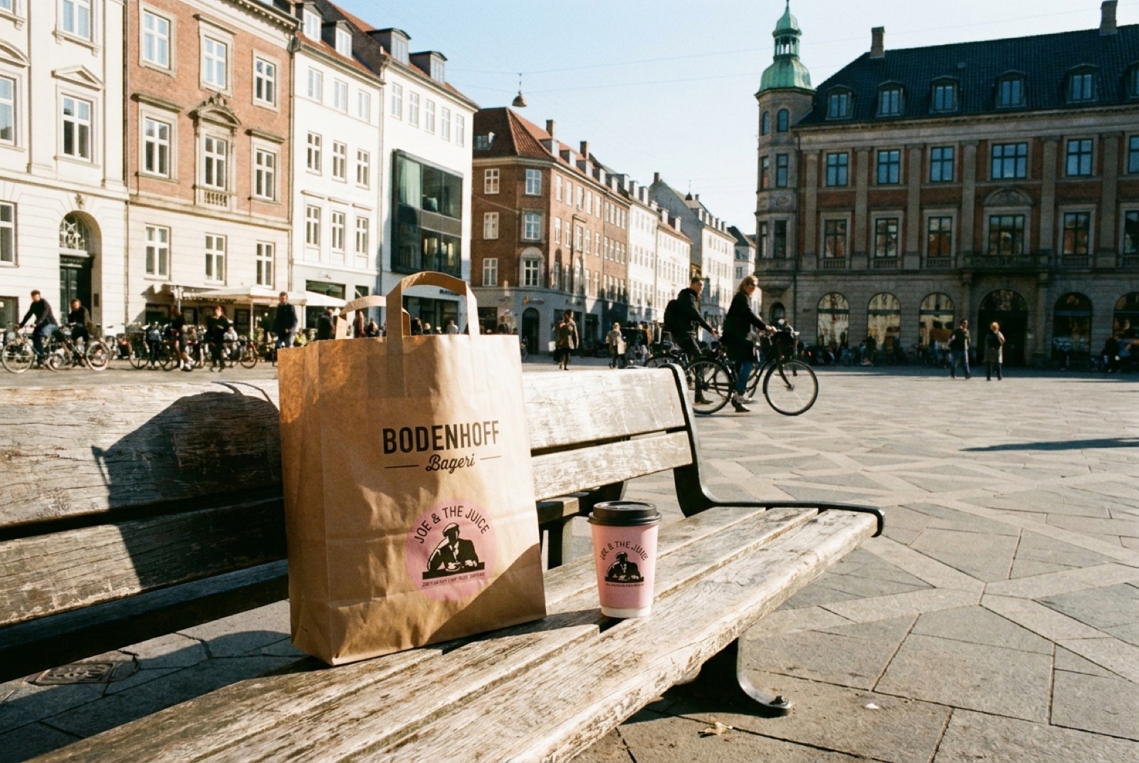 Bodenhoff- og Joe & The Juice-varer på en bænk i København